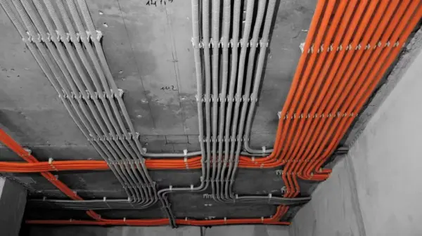 Монтаж электропроводки в гофре на потолке: аккуратная укладка кабельных линий