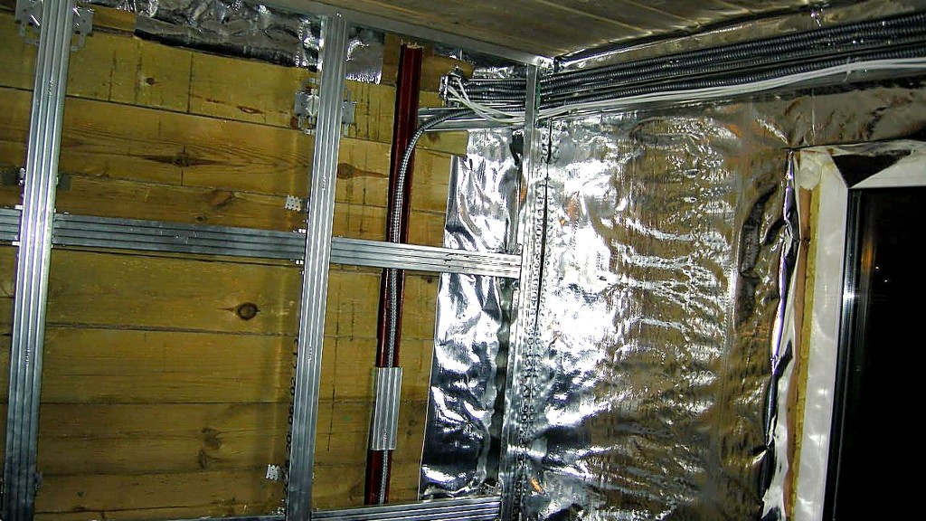 Монтаж частного дома: каркас, изоляция и подготовка выводов под электрику