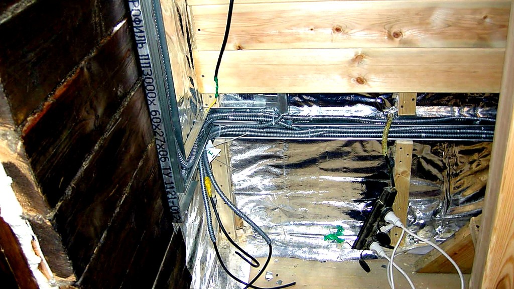 Монтаж частного дома: укладка гофры по периметру и подготовка под обшивку