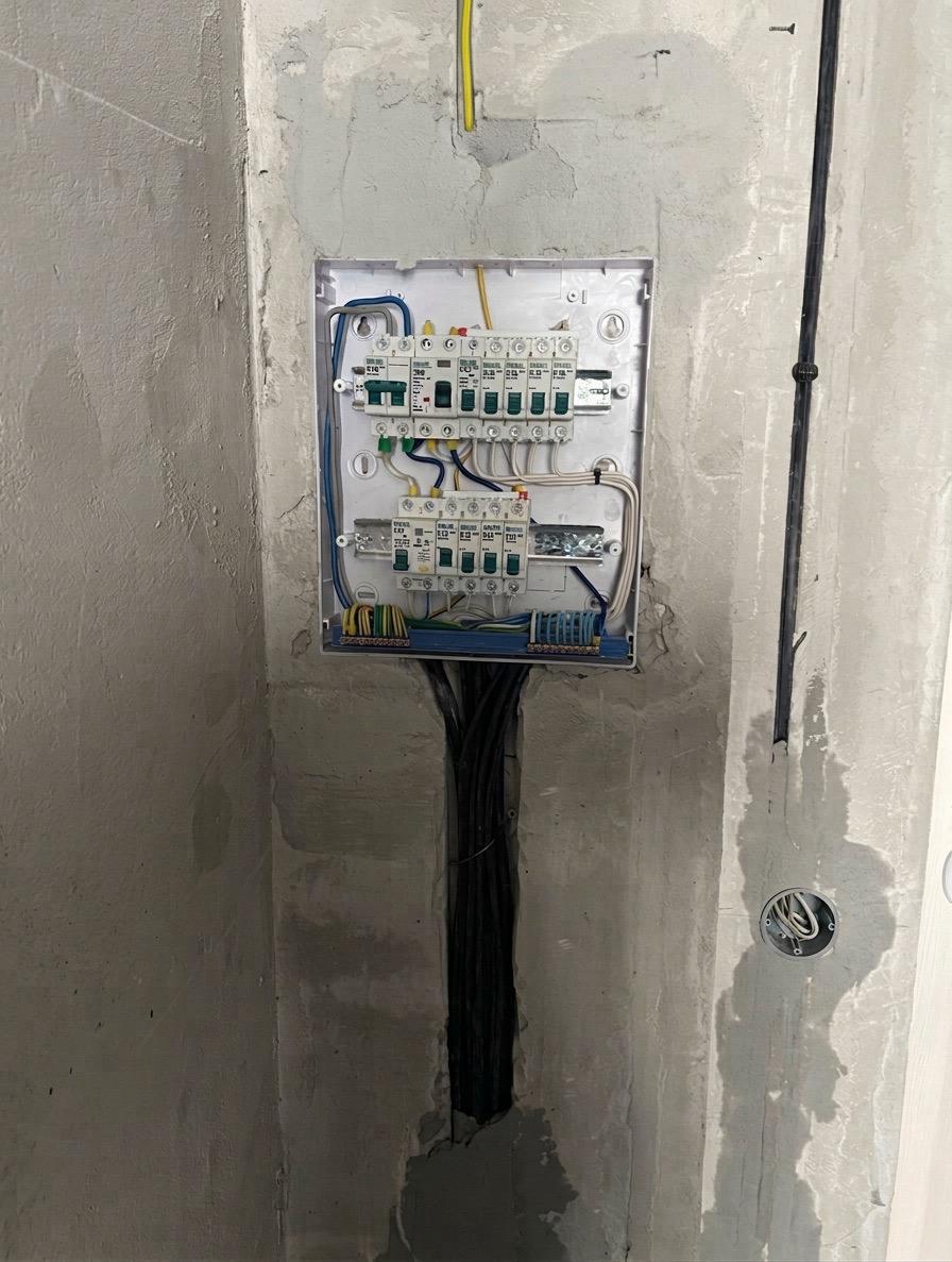 Монтаж щита на объекте: кабель в штробе, подключение к автоматам