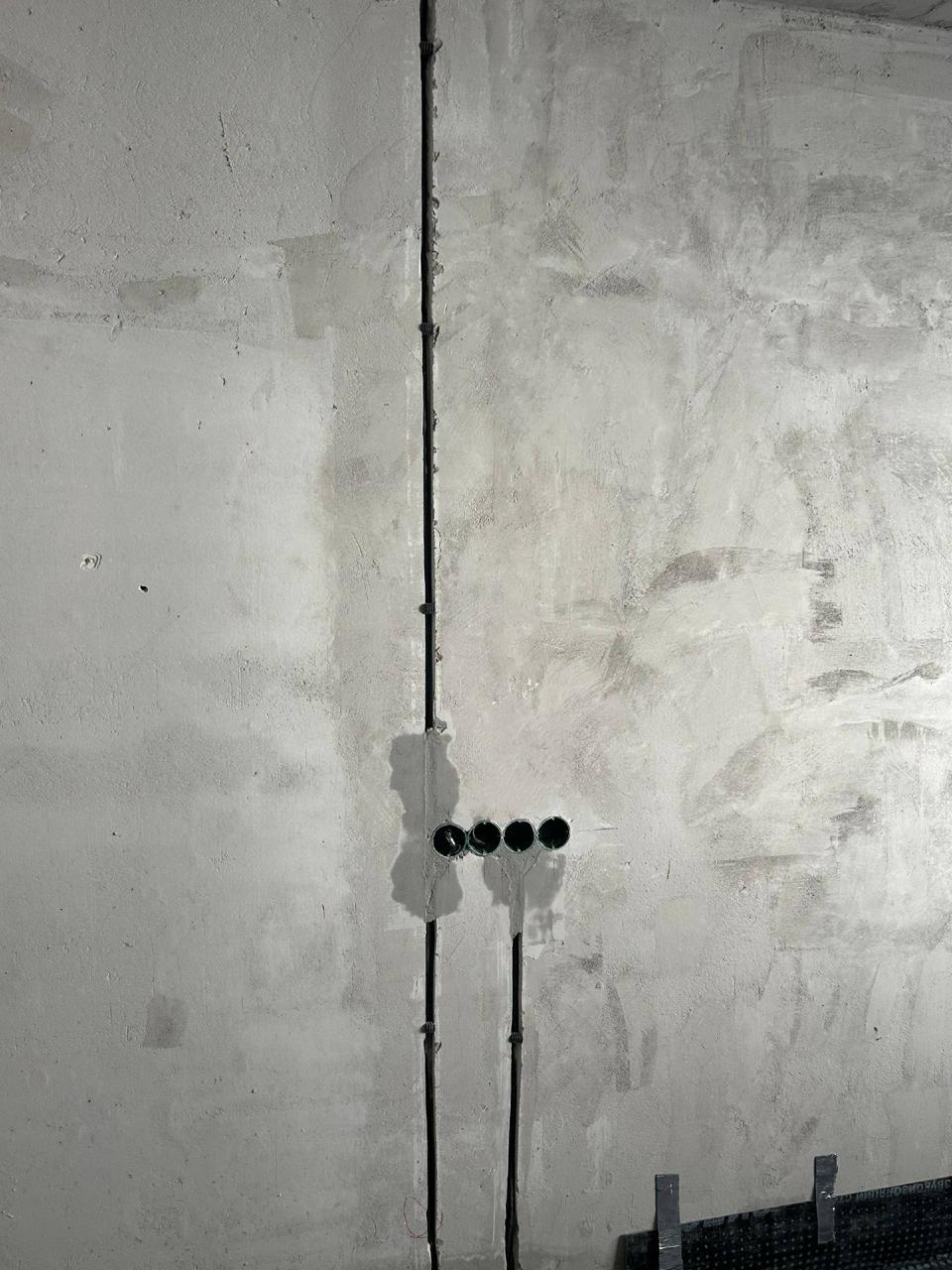 Разводка под розетки: ряд подрозетников, вертикальные трассы по стене