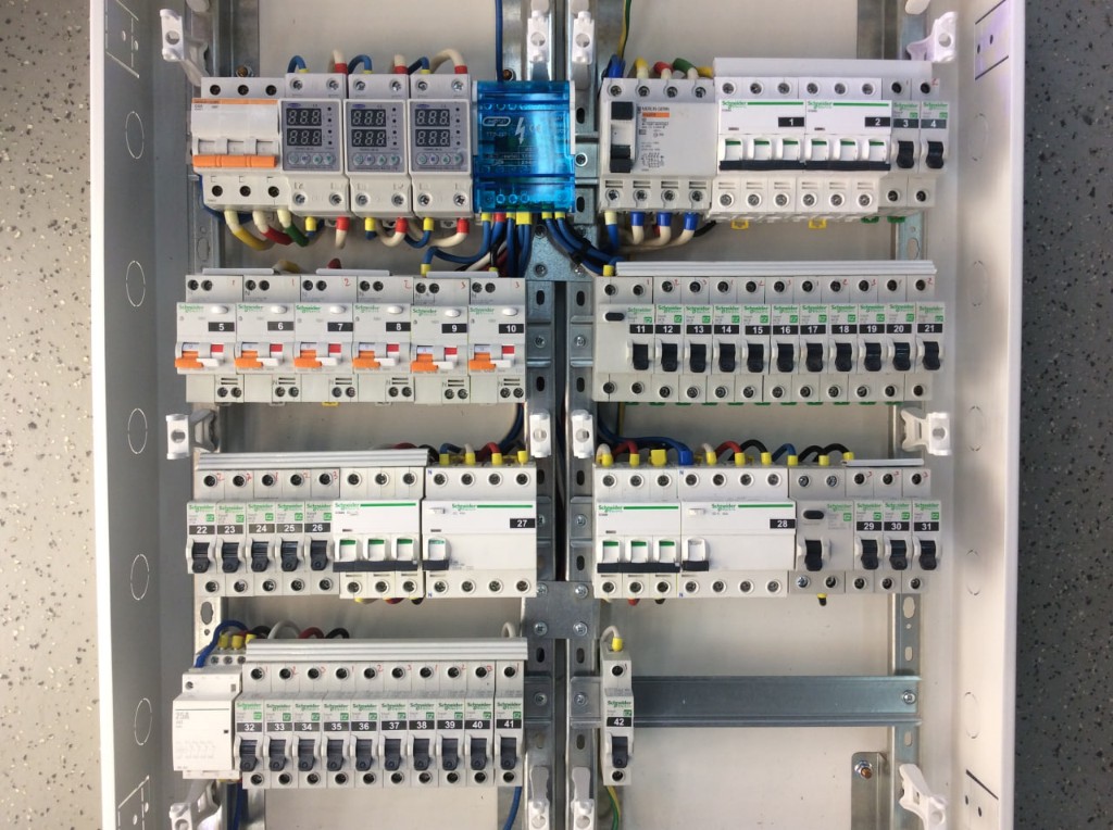 Щит с автоматами TDM и DEKraft, реле напряжения и шиной 3ф