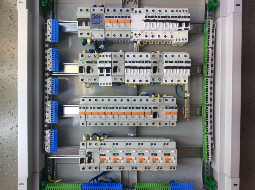 Щит Schneider Electric, несколько рядов модулей