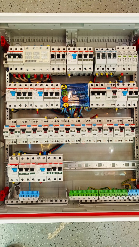 Щит ABB: четыре DIN-рейки, цифровой мониторинг, распределительный блок по фазам и модули защиты Hager