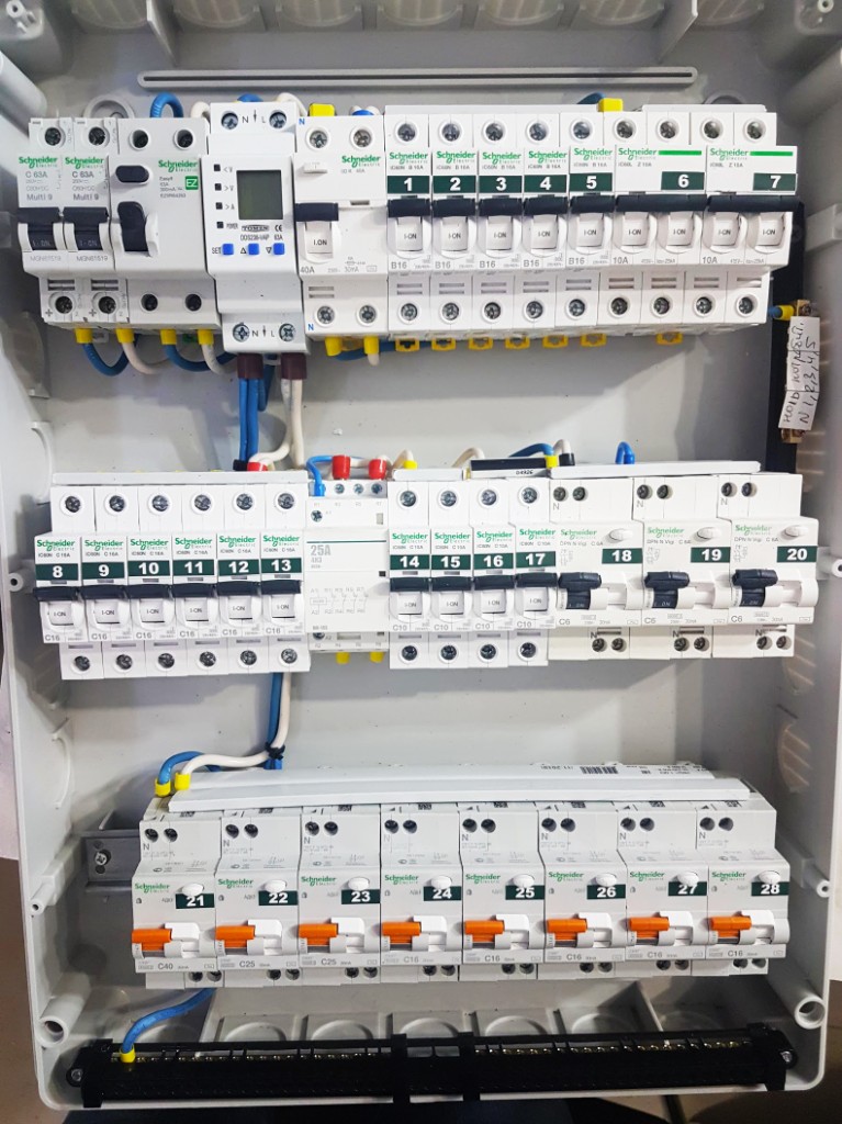 Щит Schneider Electric Easy9 и Multi 9: три ряда, цифровое реле контроля напряжения, УЗО, автоматы iC60N и дифавтоматы DPN Vigi, группы 1–28