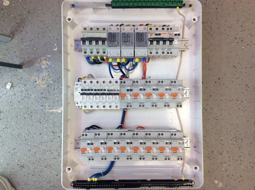 Электрощит в пластиковом корпусе: ввод, реле, автоматы по группам и клеммные шины