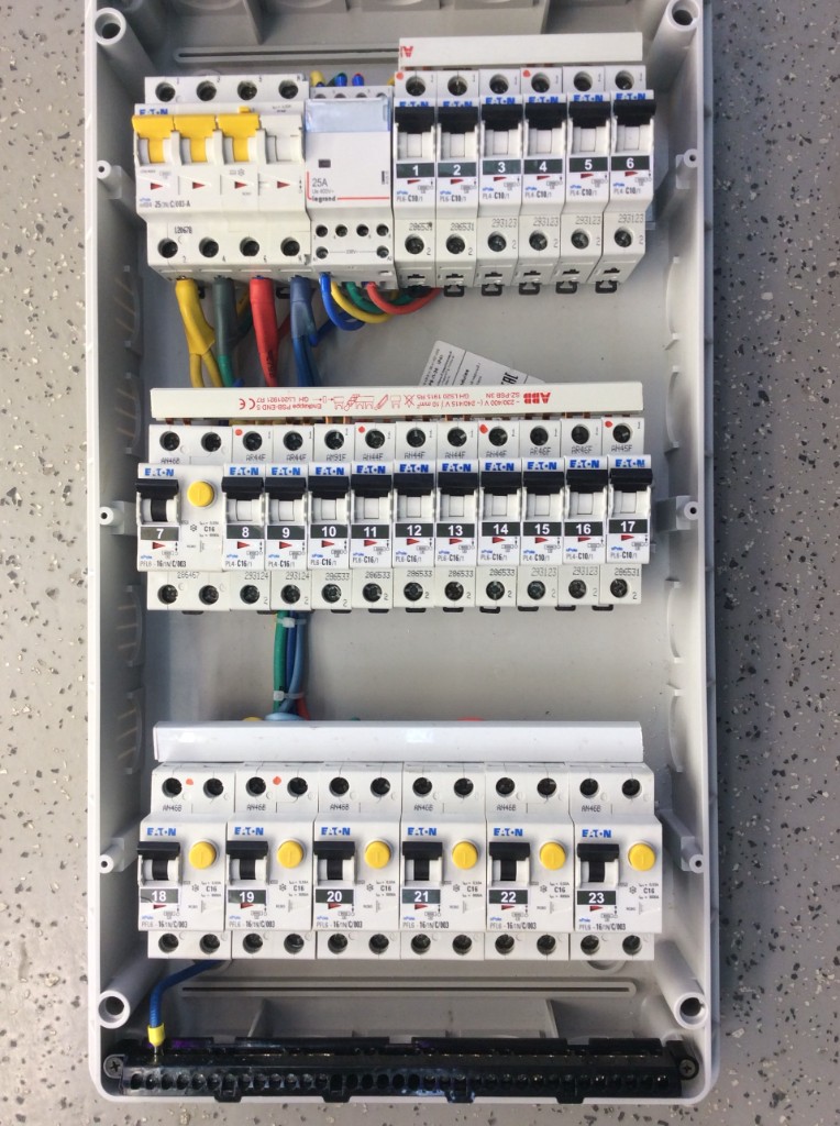 Щит с аппаратурой Eaton: вводной аппарат, групповые автоматы и нижняя шина N/PE