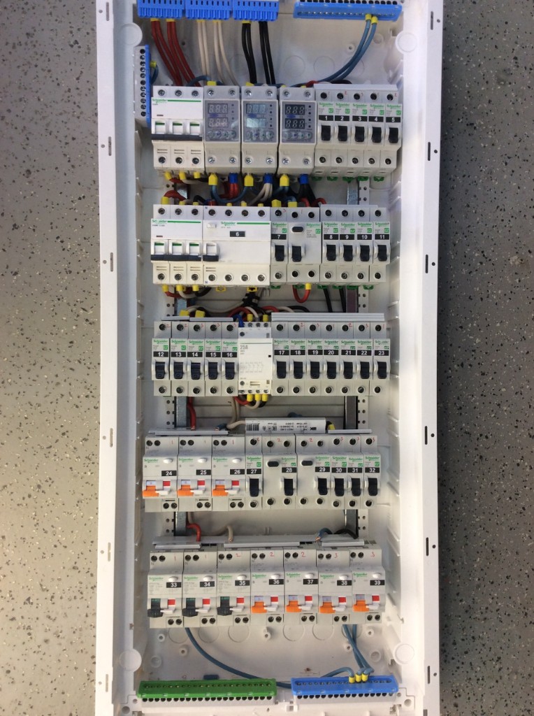Многорядный электрощит Schneider Electric: реле, автоматические выключатели и нумерация групп до 39