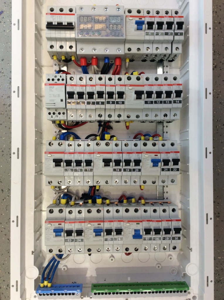 Электрощит ABB: ввод, реле напряжения и распределение групповых линий по рядам
