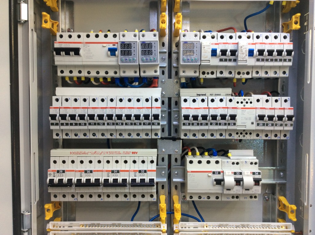 Двухсекционный щит ABB и Legrand: раздельные группы, подписи модулей и аккуратная разводка жил